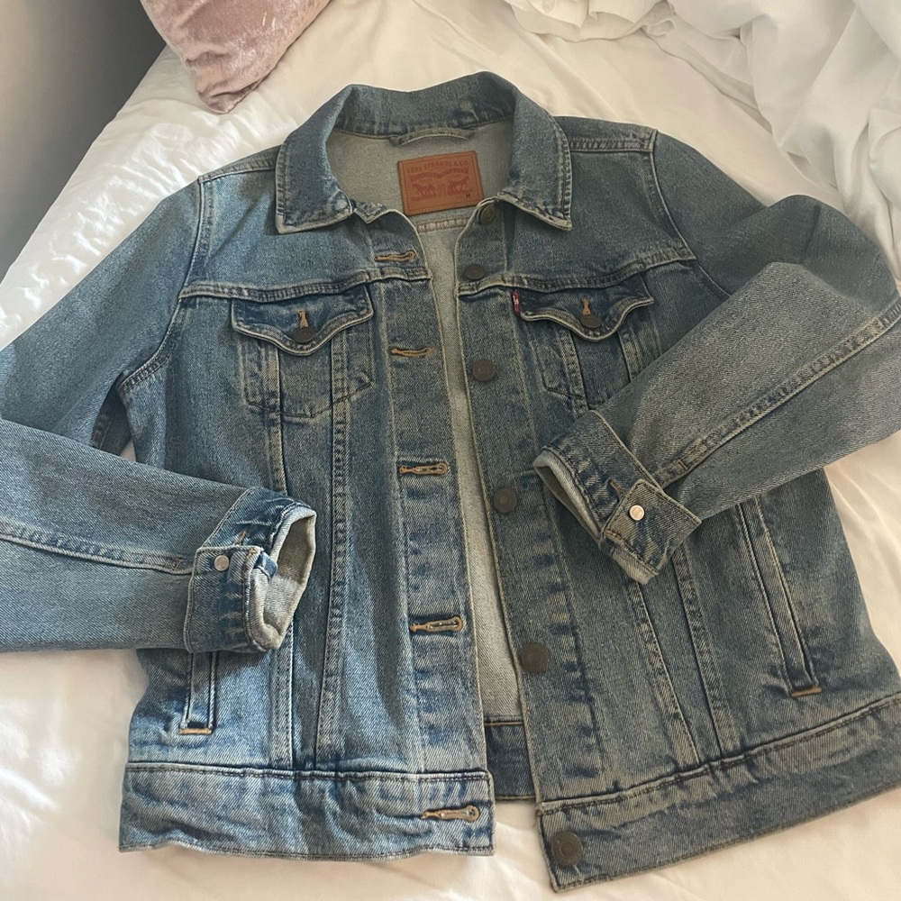 Levi’s jean jacket 💙